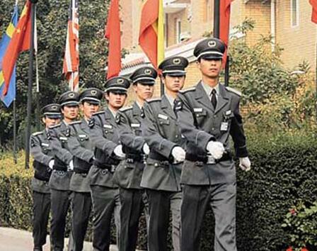 在小區(qū)門口發(fā)生搶劫事件時(shí)，物業(yè)保安是否負(fù)有相關(guān)責(zé)任