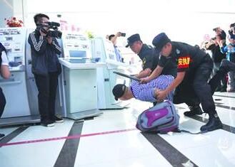 銀行內(nèi)遇搶劫咋應(yīng)對(duì)？襄陽戎安保安公司演練給答案